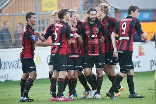 Brommapojkarna Tim Björkström grattas av medspelare