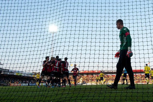 Mjällbys målvakt Mattias Asper deppar och  Brommapojkarna