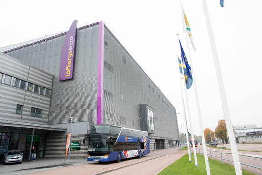 Linköpings spelarbuss står utanför Löfbergs Arena