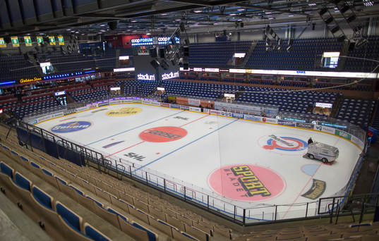 Interiörbild av Löfbergs Arena innan ishockeymatchen i