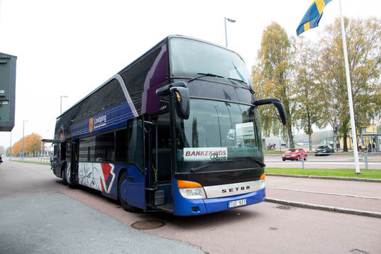 Linköpings spelarbuss står utanför Löfbergs Arena