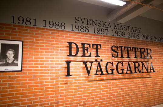 Interiör bild av korridor med texten "Det sitter i