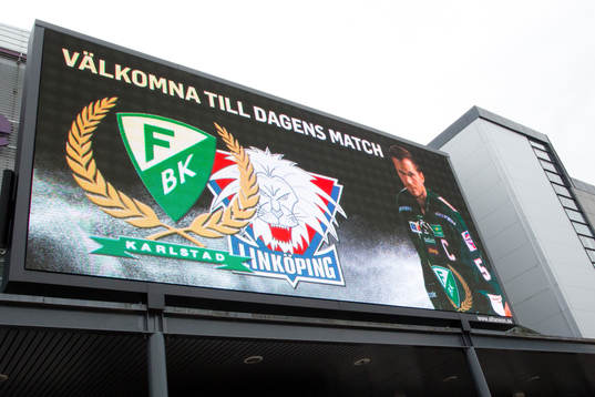 Exteriörbild av Löfbergs Arena innan ishockeymatchen i