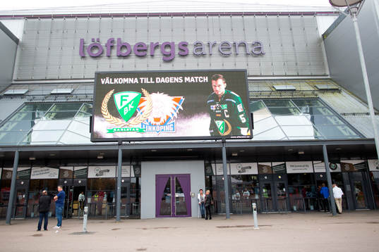 Exteriörbild av Löfbergs Arena innan ishockeymatchen i