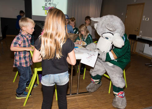 Ture Varg leker med barnen i Tures Lya