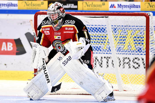 Luleås målvakt Daniel Larsson på uppvärmningen