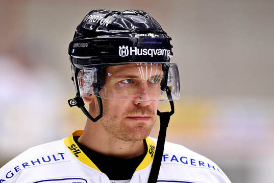 s Teemu Laine på uppvärmningen