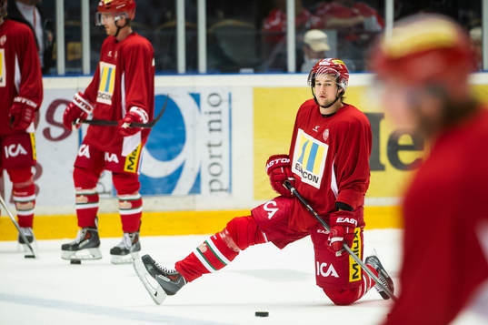 Modos Oscar Hedman värmer upp innan en Ishockeymatchen i