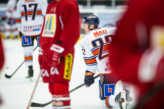 Växjös Gustav Rydahl värmer upp innan en Ishockeymatchen