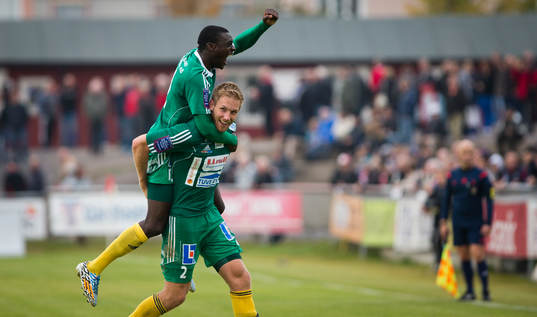 Ljungskiles Steven Old gör 3-3 på stopptid och jublar med