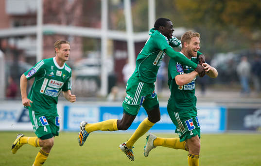 Ljungskiles Steven Old gör 3-3 på stopptid och jublar med