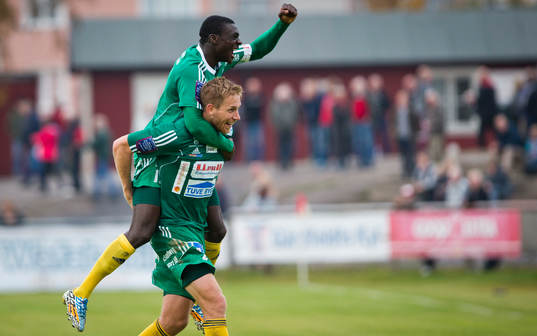 Ljungskiles Steven Old gör 3-3 på stopptid och jublar med