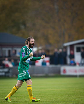Ljungskiles Steven Old gör 3-3 på stopptid och på bilden