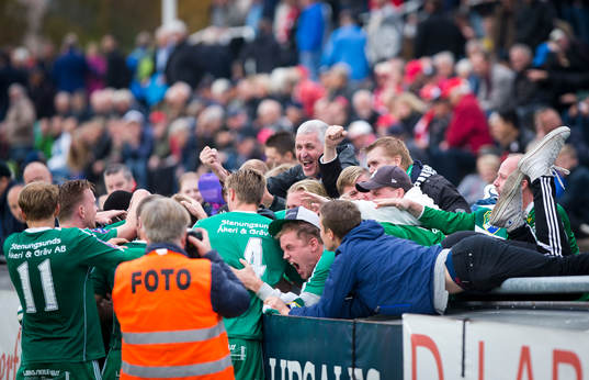 Ljungskiles Steven Old gör 3-3 på stopptid och jublar med
