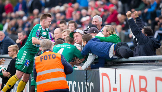 Ljungskiles Steven Old gör 3-3 på stopptid och jublar med