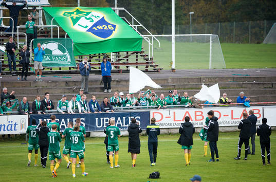 Ljungskiles Steven Old gör 3-3 på stopptid och här