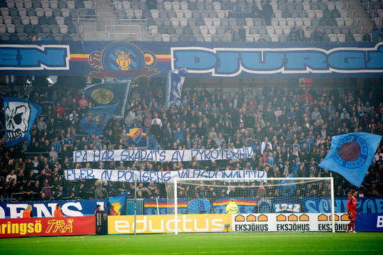 Djurgårdens supportrar håller upp en banderoll med texten