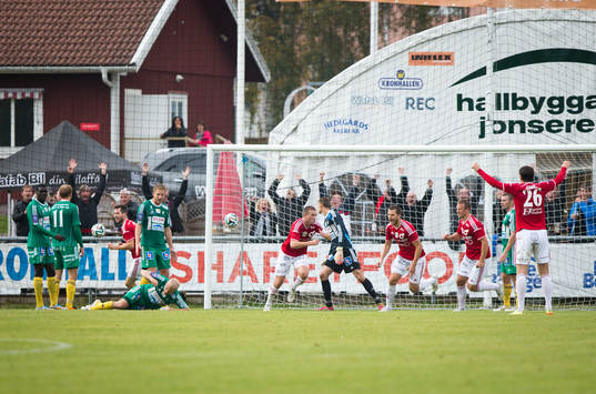 Degersfors Tobias Solberg gör 3-2 och jublar