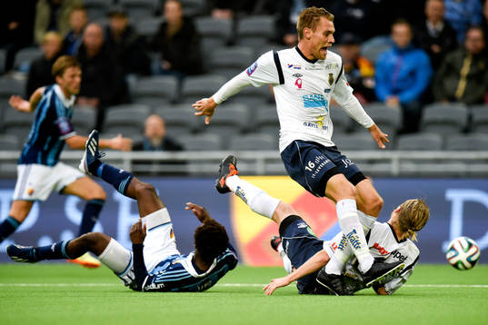 Gefles David Fällman hoppar över Djurgårdens Amadou Jawo