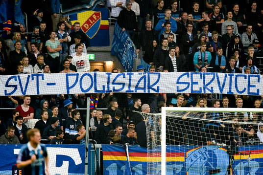 Djurgårdens supportrar med en banderoll "SVT - Polisiär
