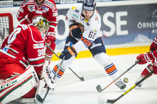 Växjös Erik Josefsson  försöker ta pucken förbi Modos