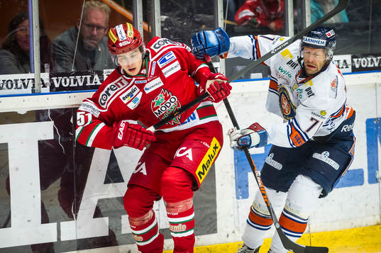 Modos Adrian Kempe håller Växjös Tomi Kallio på