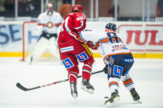 Växjös Ville Varakas  i kamp om pucken med Modos Joonas