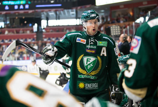 Färjestads Rickard Wallin diskuterar taktik med spelarna i