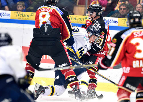 s Sebastian Strandberg tacklas av Luleås Per