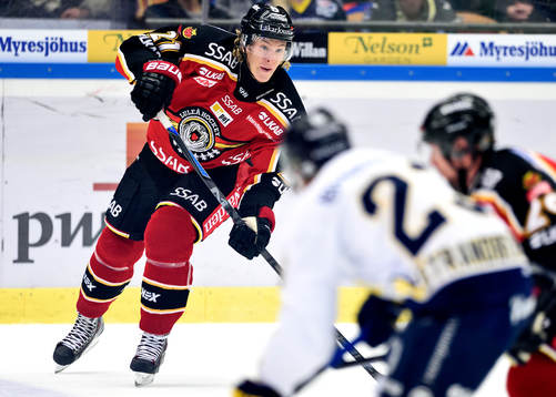 Luleås Emil Sylvegård med pucken