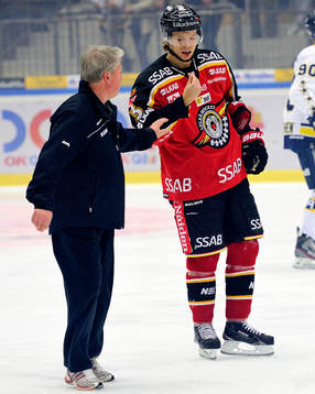 Luleås Markus Oscarsson håller sin tand i handen
