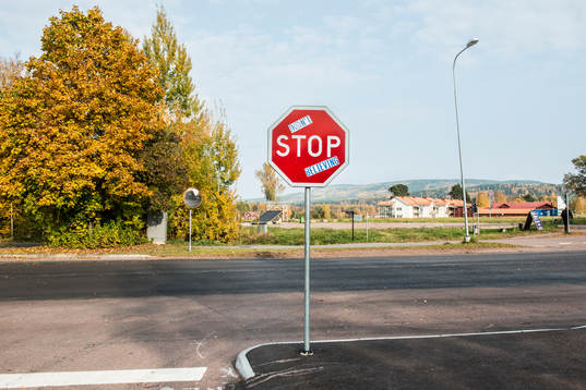 Klistermärken på en stoppskylt i centrala Leksand före
