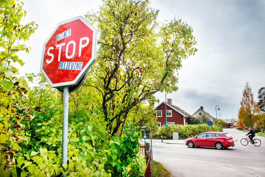 Klistermärken på en stoppskylt i centrala Leksand före