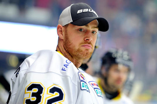 s målvakt Gustaf Wesslau på bänken