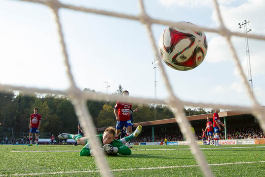 Örgrytes målvakt Johan Hagman ser bollen gå in i målet