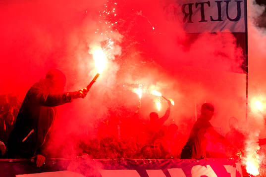 Djurgårdens supportrar med bengaler