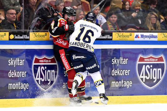 s Filip Sandberg tacklar Luleås Jan Sandström