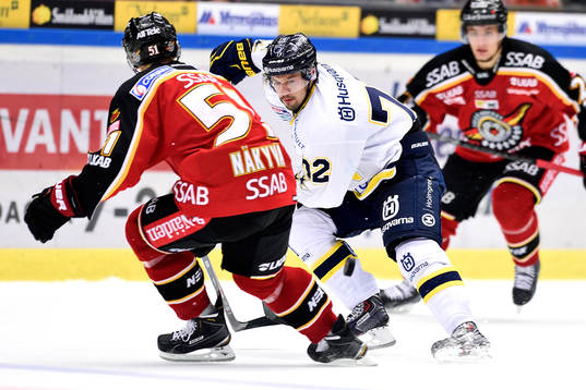 s Patrik Carlsson med pucken