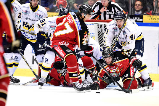 Luleås Chris Abbott  hamner  på isen