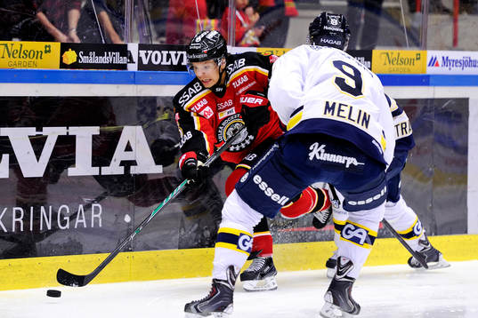 Luleås Markus Oscarsson i kamp vid sargen