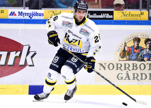 s Riley Holzapfel med pucken