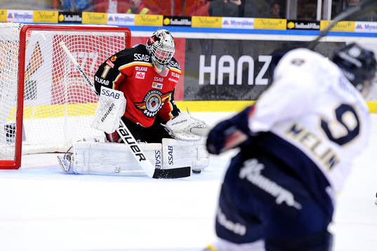 Luleås målvakt Daniel Larsson räddar ett skott