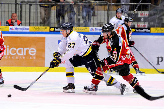 s Jesper Williamsson med pucken