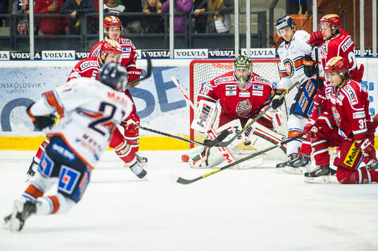 Växjös Cory Murphy skjuter mot Modos målvakt Linus