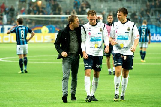 Gefles tränare Roger Sandberg jublar med sina spelare