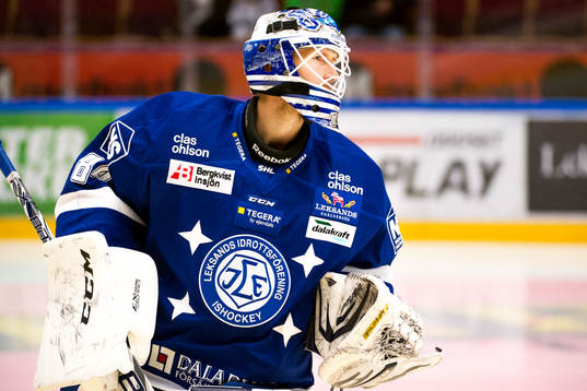 Leksands målvakt Joakim Lundström på uppvärmningen