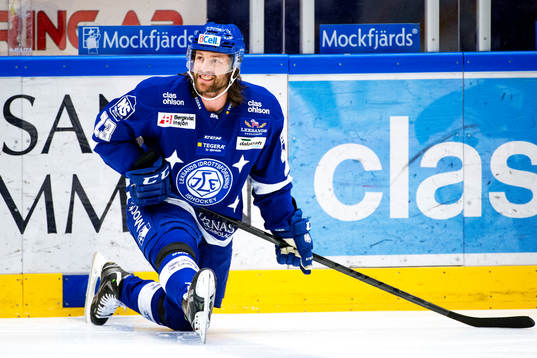 Leksands Daniel Josefsson värmer upp före ishockeymatchen