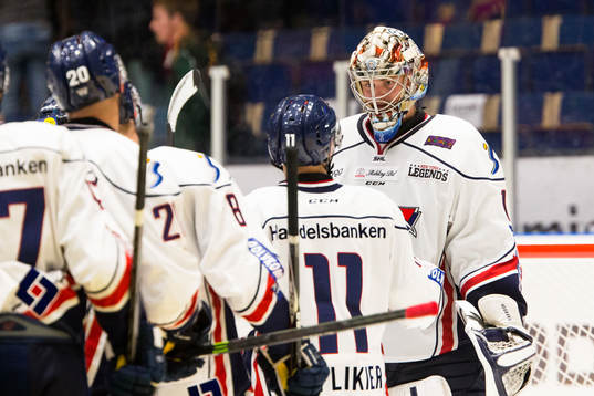 Linköpings Jacob Micflikier tackar målvakt Marcus Högberg