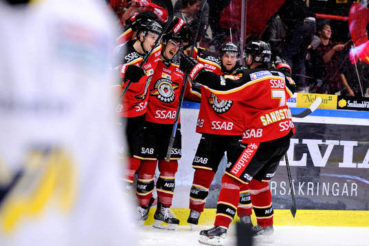 Luleås Peter Cehlarik (v), Johan Forsberg (m) och Chris