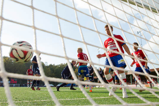 Örgrytes Tobias Bratt ser bollen gå in i målet